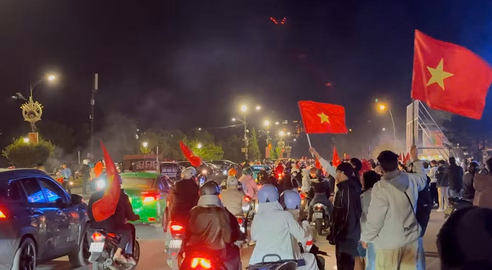Người hâm mộ đổ ra đường mừng đội tuyển Việt Nam vô địch ASEAN Cup 2024 ảnh 8