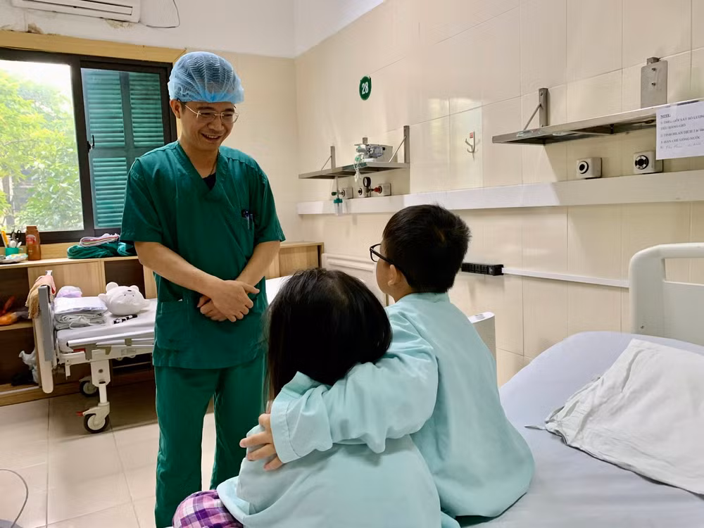 Bác sĩ Phạm Tiến Quân thăm hỏi 2 anh em ruột cùng được ghép tim.