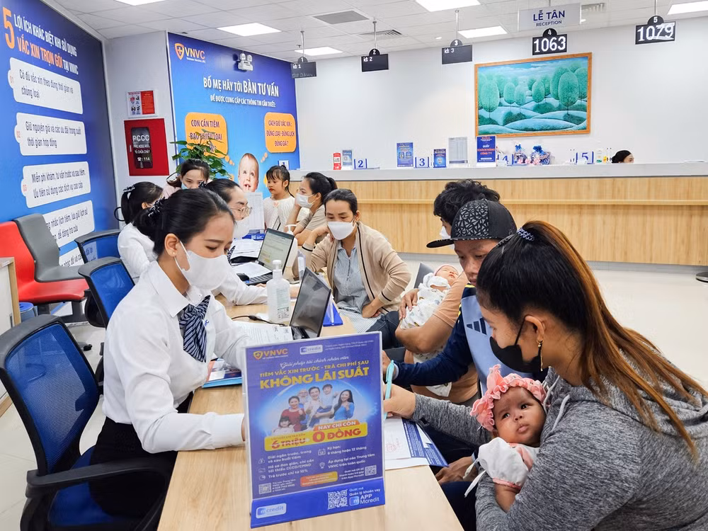 Gần 7.000 trẻ em và người lớn được tiêm phòng đầy đủ với gói hỗ trợ tiêm trước, trả tiền sau. Gần 7.000 trẻ em và người lớn được tiêm phòng đầy đủ với gói hỗ trợ tiêm trước, trả tiền sau.