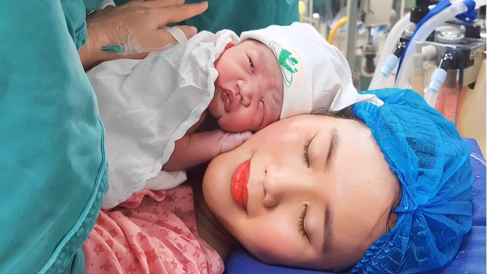 "Rồng nhí" chào đời đêm giao thừa tại Bệnh viện Phụ sản Hà Nội. "Rồng nhí" chào đời đêm giao thừa tại Bệnh viện Phụ sản Hà Nội.
