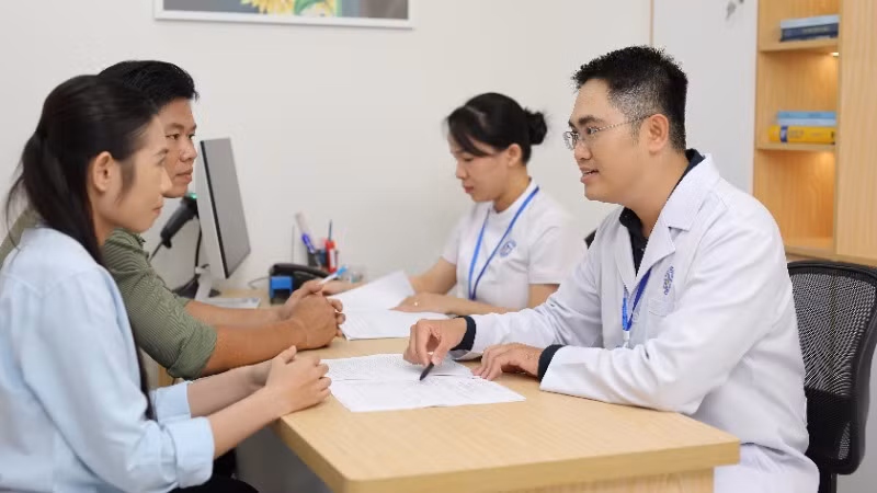 Bác sĩ Lý Thiện Trung, Trưởng Đơn nguyên Hỗ trợ sinh sản-Trung tâm IVF Quốc Ánh tư vấn cho gia đình hiếm muộn.