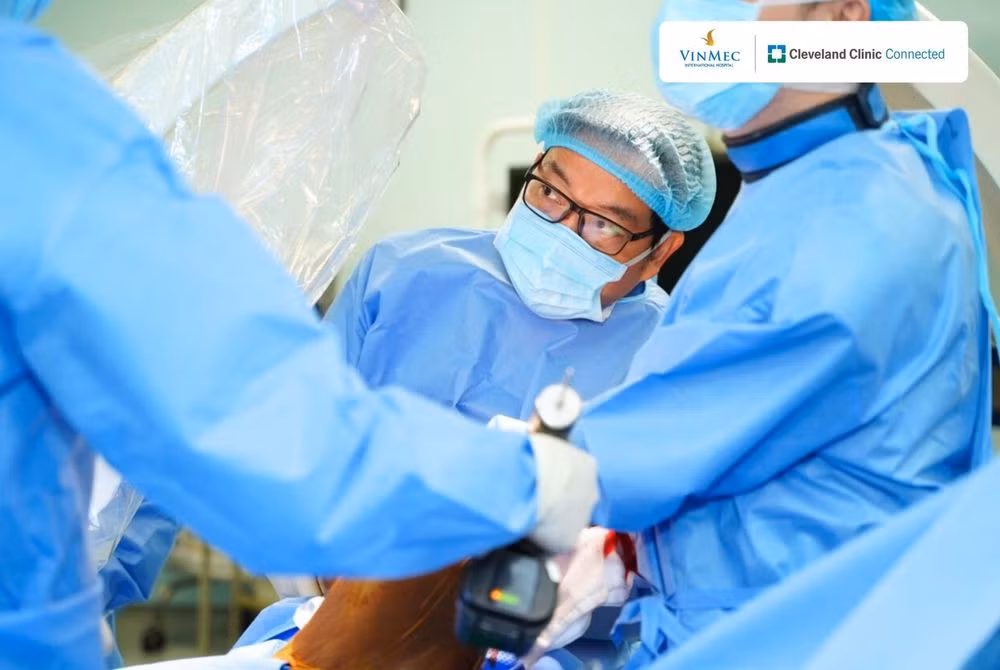 Giáo sư, Tiến sĩ Trần Trung Dũng, một trong những bác sĩ ngoại khoa chấn thương chỉnh hình hàng đầu khu vực. Giáo sư, Tiến sĩ Trần Trung Dũng, một trong những bác sĩ ngoại khoa chấn thương chỉnh hình hàng đầu khu vực.