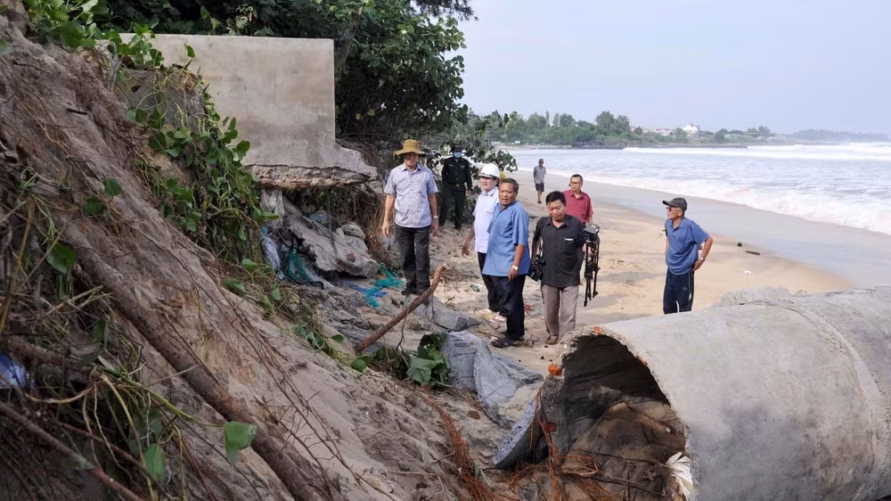Bờ biển khu dân cư thôn Giai Sơn, xã An Mỹ, huyện Tuy An bị triều cường và sóng biển xâm thực uy hiếp trong đợt mưa bão cuối tháng 10/2922 vừa qua.