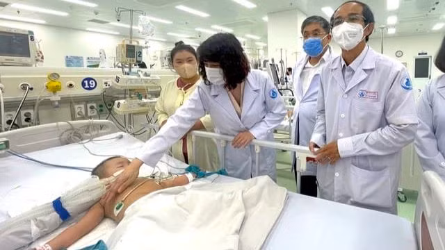 Bệnh nhi phải can thiệp tích cực do mắc tay chân miệng.