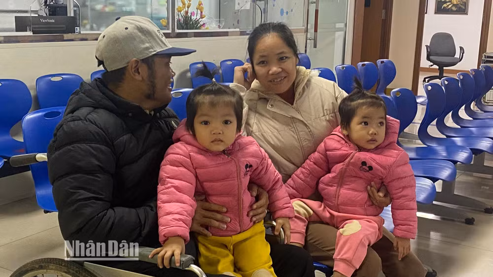Hai bé Thiên An, Thiên Ý đã hơn 2 tuổi và hát véo von suốt ngày.