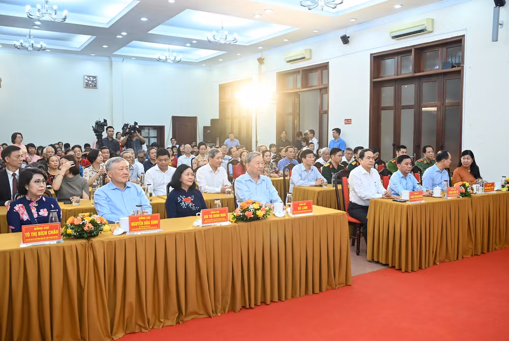 Các đồng chí lãnh đạo Đảng, Nhà nước và các đại biểu dự Ngày hội Đại đoàn kết toàn dân tộc tại phường Quán Thánh. (Ảnh: DUY LINH)
