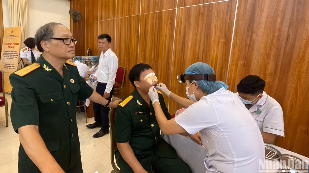 Các bác sĩ khám cho các cựu chiến binh quận Hoàn Kiếm.