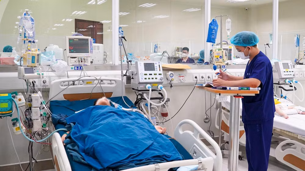 Bệnh nhi đuối nước nằm điều trị tại Bệnh viện Nhi Trung ương. 