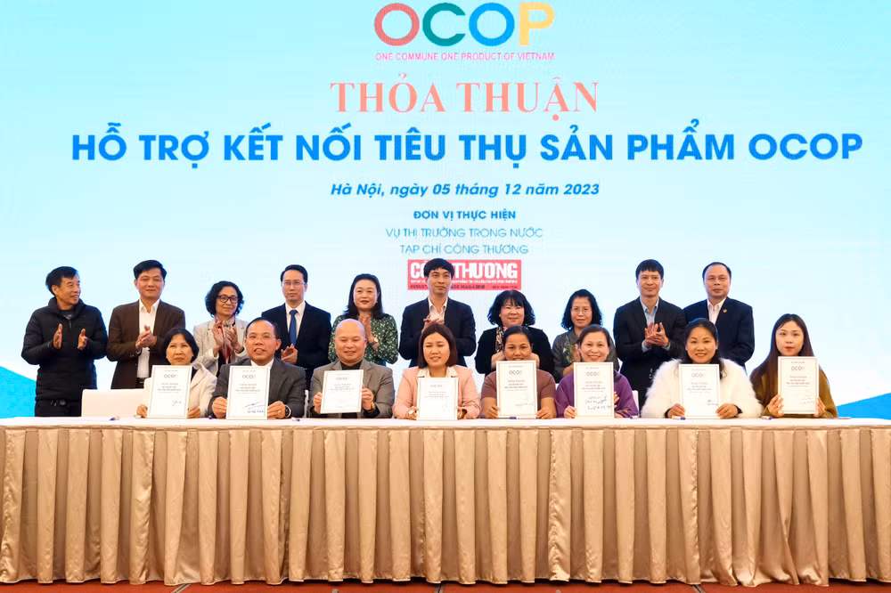 Các doanh nghiệp, hợp tác xã ký kết tiêu thụ sản phẩm OCOP.