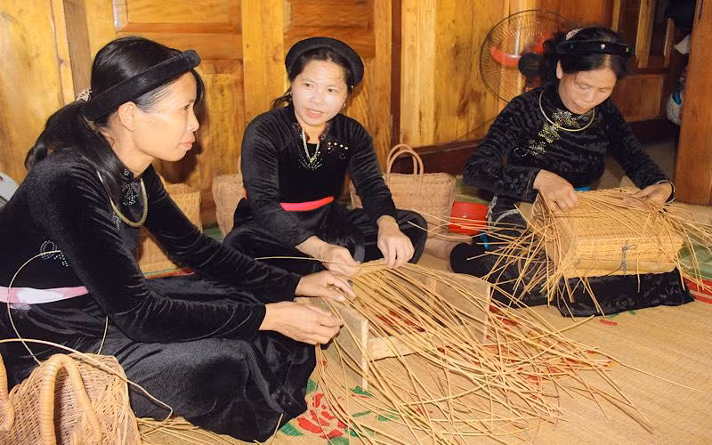 Khôi phục nghề đan mây, tre truyền thống phục vụ du lịch của đồng bào Tày (Na Hang, Tuyên Quang).