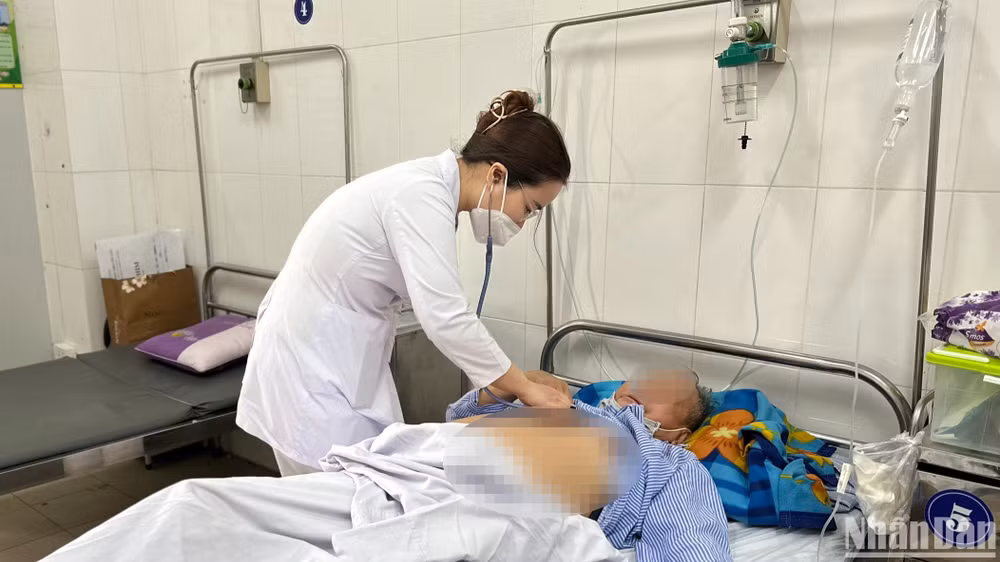 Bệnh nhân B.Đ.Đ (62 tuổi, Khoái Châu, Hưng Yên) đang nằm điều trị tại Bệnh viện Phổi Trung ương.
