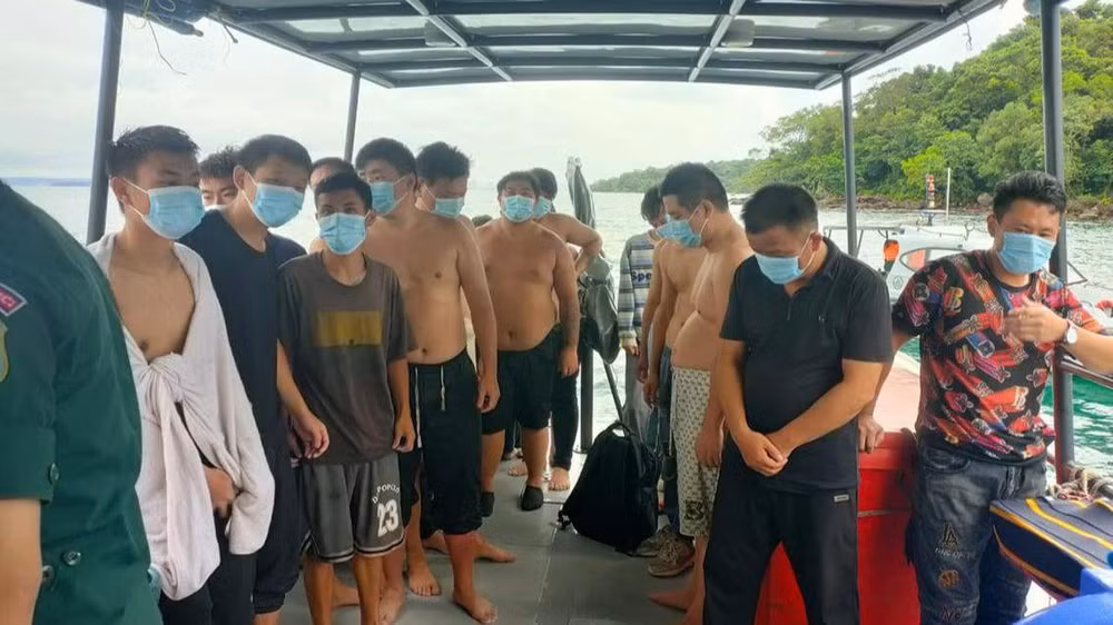 Những người sống sót trong vụ đắm thuyền được nhà chức trách sắp xếp nơi ăn ở.
