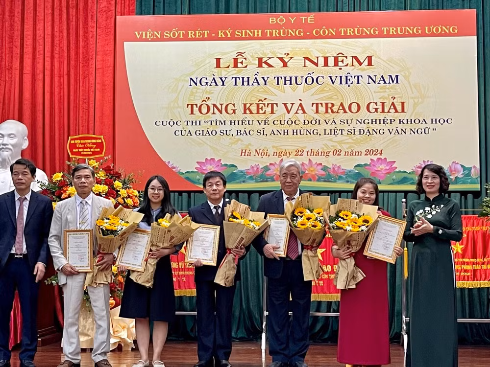 Các tác giả đoạt giải cuộc thi. Các tác giả đoạt giải cuộc thi.
