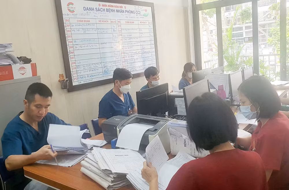 Bệnh án giấy hàng trăm trang, vất vả trong công tác chuyên môn. Bệnh án giấy hàng trăm trang, vất vả trong công tác chuyên môn.