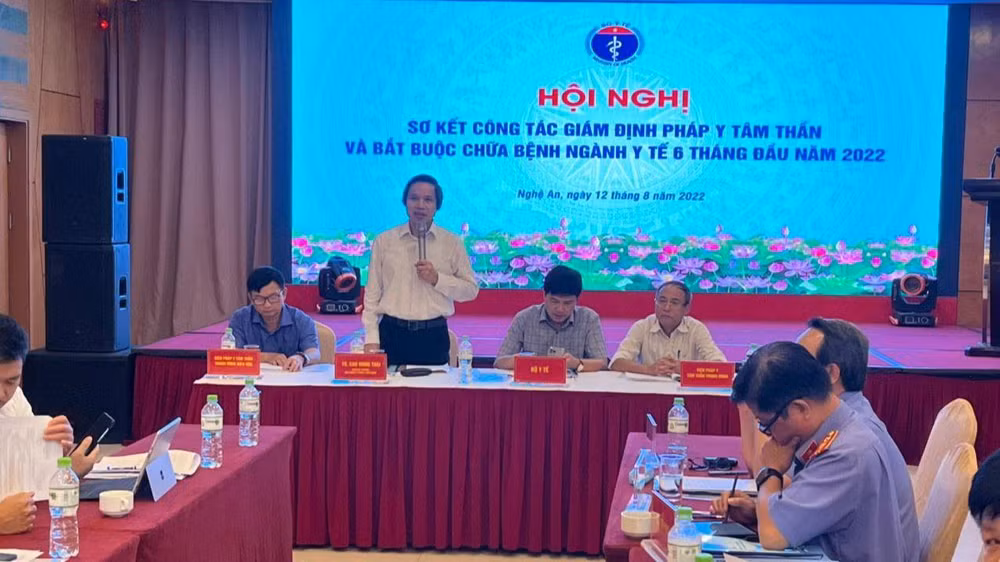 TS Cao Hưng Thái, Phó Cục trưởng Cục Quản lý Khám chữa bệnh phát biểu ý kiến tại hội nghị. 