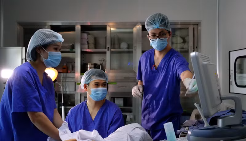 Bác sĩ chuyên khoa I Phạm Văn Hưởng thực hiện chuyển phôi cho bệnh nhân.