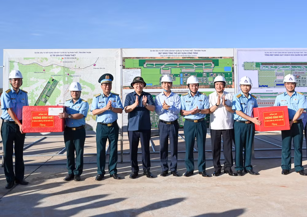 Chủ tịch Quốc hội Vương Đình Huệ tặng quà cho các đơn vị thi công Dự án đầu tư xây dựng sân bay quân sự Phan Thiết. Chủ tịch Quốc hội Vương Đình Huệ tặng quà cho các đơn vị thi công Dự án đầu tư xây dựng sân bay quân sự Phan Thiết.