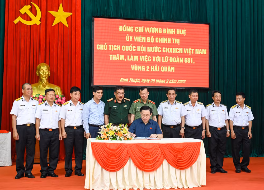 Chủ tịch Quốc hội Vương Đình Huệ ghi sổ vàng lưu niệm tại Lữ đoàn tên lửa bờ 681. (Ảnh: DUY LINH)