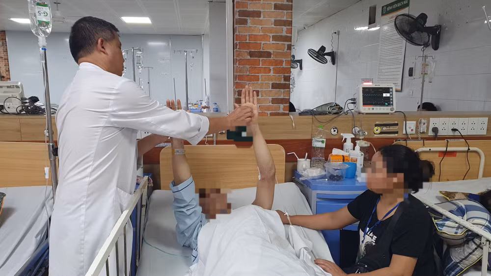 Một bệnh nhân bị ngộ độc, tổn thương não, suy tạng đang được điều trị tại Trung tâm Chống độc.