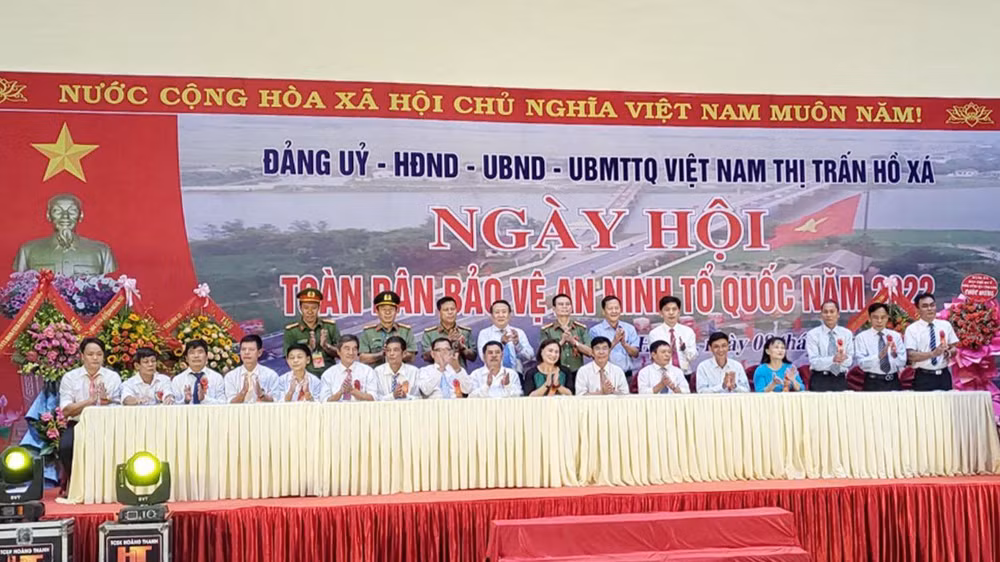 Đại diện 17 khu phố trên địa bàn thị trấn Hồ Xá ký cam kết hưởng ứng phong trào toàn dân bảo vệ an ninh Tổ quốc giai đoạn mới.