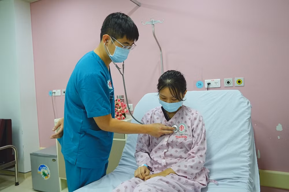 Bác sĩ thăm khám cho em T. trước khi em ra viện. Bác sĩ thăm khám cho em T. trước khi em ra viện.