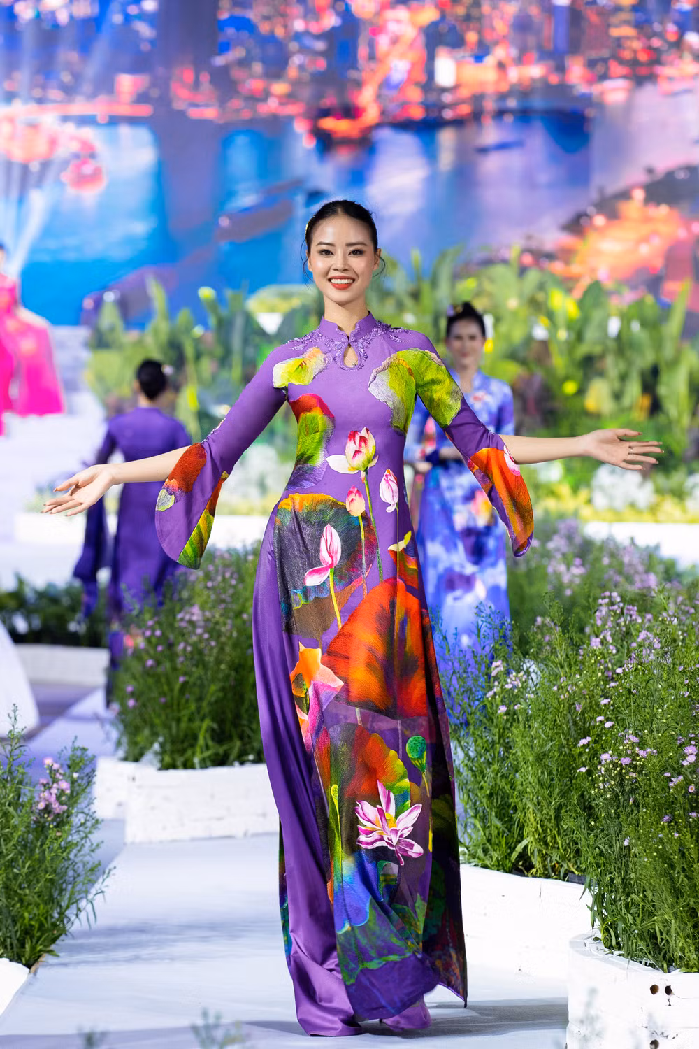 Hình ảnh hoa sen được làm mới với những gam màu rực rỡ, tươi trẻ, năng động trong bộ sưu tập Ngọc Viễn Đông.