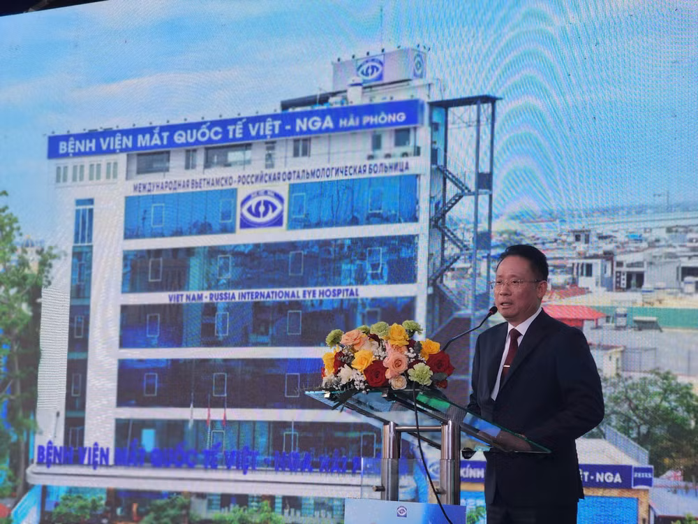 Ông Dương Chí Kiên, Chủ tịch Hội đồng Quản trị Tập đoàn Y tế Việt-Nga phát biểu. Ông Dương Chí Kiên, Chủ tịch Hội đồng Quản trị Tập đoàn Y tế Việt-Nga phát biểu.
