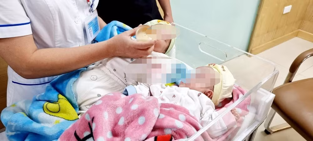 Hai bé song sinh được chăm sóc đặc biệt. Hai bé song sinh được chăm sóc đặc biệt.