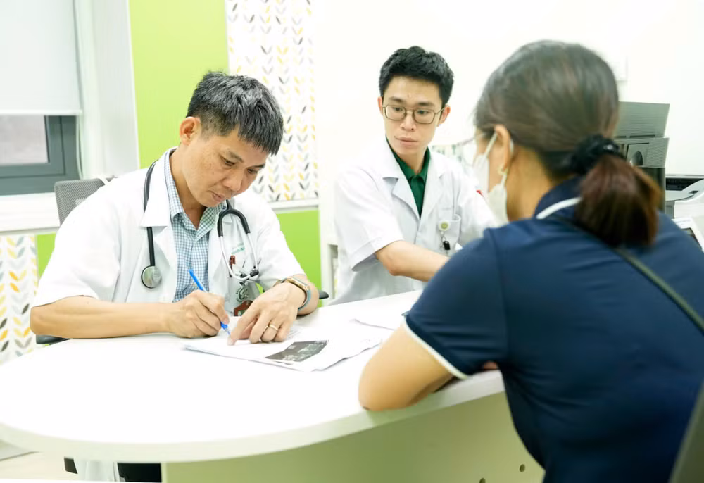 Tiến sĩ, bác sĩ Nguyễn Quang Bảy, Trưởng Khoa Nội tiết-Đái tháo đường, Bệnh viện Bạch Mai tư vấn cho người bệnh.