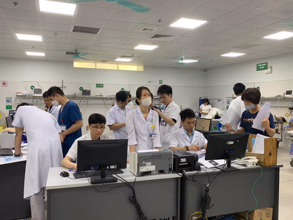 Tua trực làm việc căng thẳng để xử trí cấp cứu cho các bệnh nhân. Tua trực làm việc căng thẳng để xử trí cấp cứu cho các bệnh nhân.