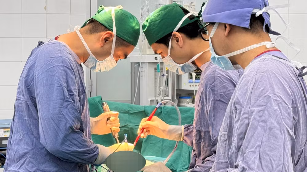 Các bác sĩ phẫu thuật nắn chỉnh cột sống cho bệnh nhân.