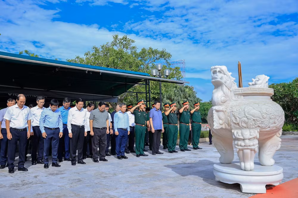 Thủ tướng Phạm Minh Chính và Đoàn công tác dành một phút mặc niệm tưởng nhớ các Anh hùng liệt sĩ. Thủ tướng Phạm Minh Chính và Đoàn công tác dành một phút mặc niệm tưởng nhớ các Anh hùng liệt sĩ.