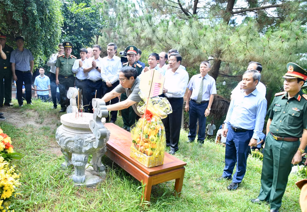 Thủ tướng Phạm Minh Chính dâng hương tưởng niệm Đại tướng Võ Nguyên Giáp. Thủ tướng Phạm Minh Chính dâng hương tưởng niệm Đại tướng Võ Nguyên Giáp.