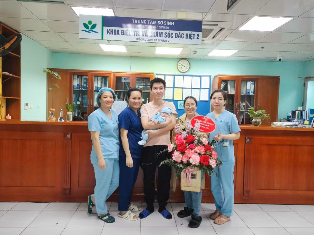 Gia đình bé Lương Trọng Đạt cảm ơn các y, bác sĩ Bệnh viện Nhi Trung ương trong ngày được ra viện.