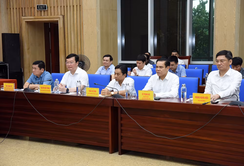 Đại diện lãnh đạo các tỉnh có dự án đi qua tham dự cuộc họp. Đại diện lãnh đạo các tỉnh có dự án đi qua tham dự cuộc họp.