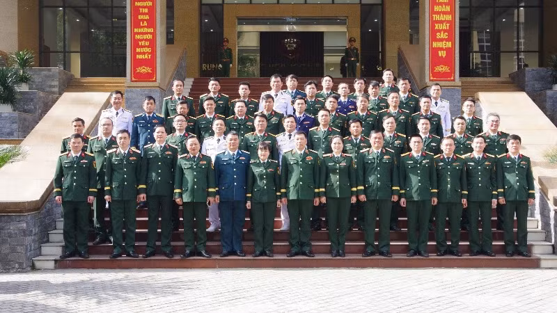 Các đại biểu chụp ảnh lưu niệm. 