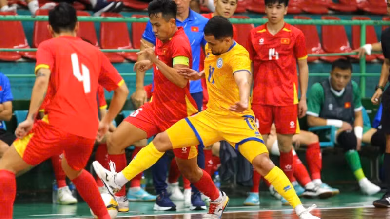 Đội tuyển futsal Việt Nam (áo đỏ) thi đấu ấn tượng trước Kazakhstan. (Ảnh: VFF)