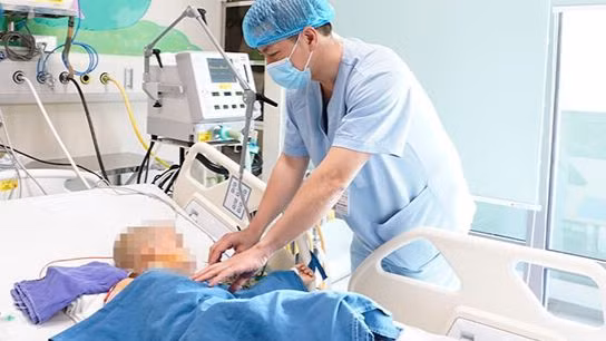 Tiến sĩ, bác sĩ Đặng Ánh Dương, Trưởng khoa Điều trị tích cực Ngoại khoa thăm khám cho bệnh nhi.
