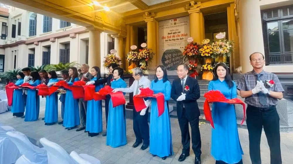 Các đại biểu cắt băng khai mạc triển lãm.