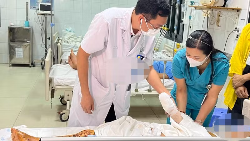 Người phụ nữ bị đa chấn thương sau vụ nổ điện thoại khi đang sạc.