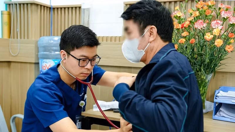 Bệnh nhân đột quỵ tái khám tại Trung tâm Đột quỵ, Bệnh viện Bạch Mai