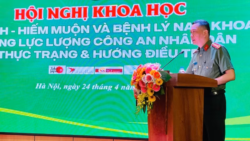 Phó Giáo sư, Tiến sĩ Hoàng Thanh Tuyền, Giám đốc Bệnh viện 19-8, phát biểu tại hội thảo. 