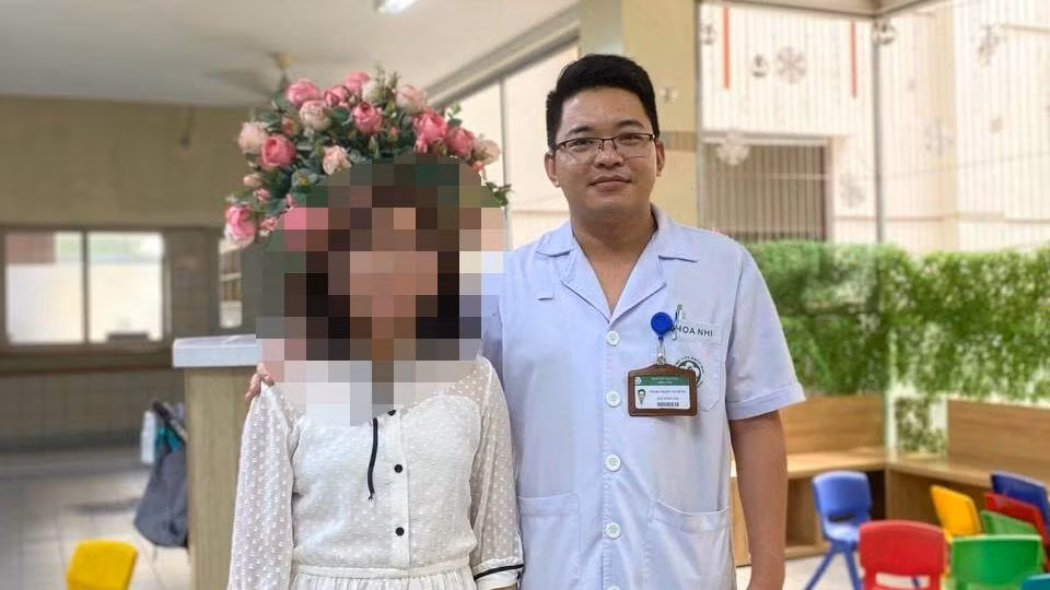 Bệnh nhi N.T.T. khỏe mạnh xuất viện sau 20 ngày điều trị.