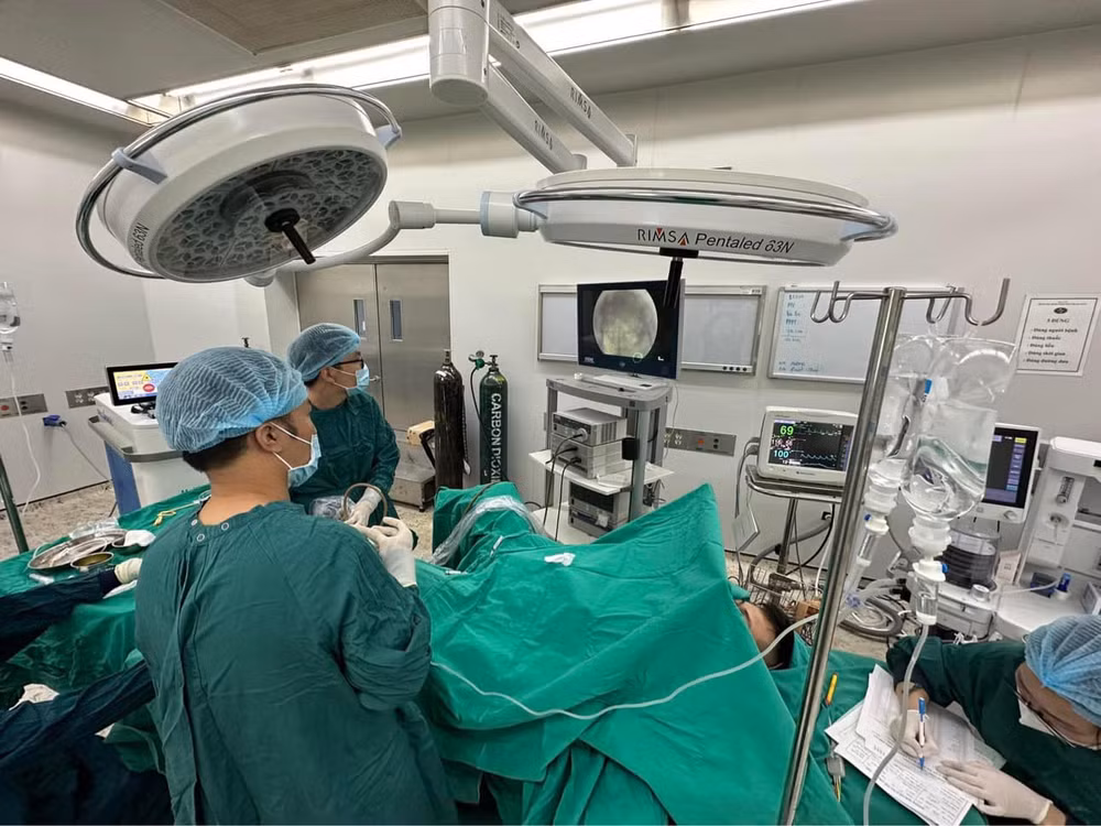 Bệnh nhân được can thiệp hỗ trợ tình trạng tắc nghẽn do sỏi.