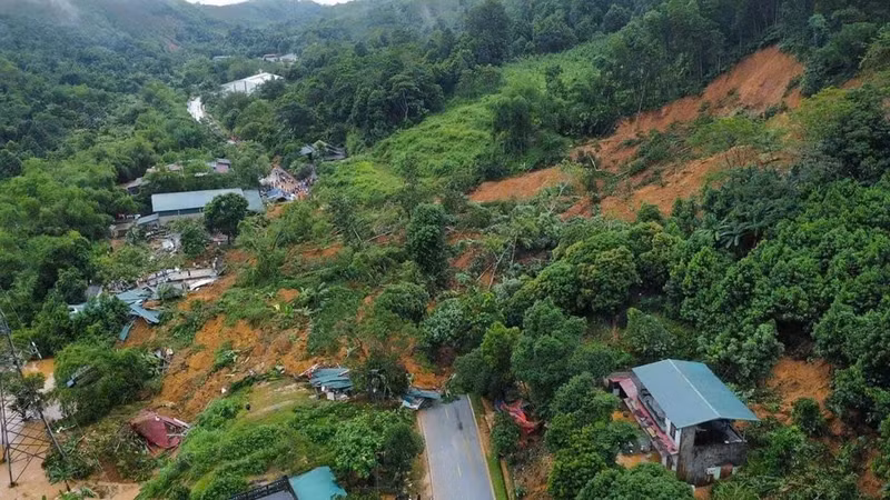 Sạt lở đất trên Quốc lộ 2, gây ách tắc giao thông từ Hà Giang về Hà Nội.