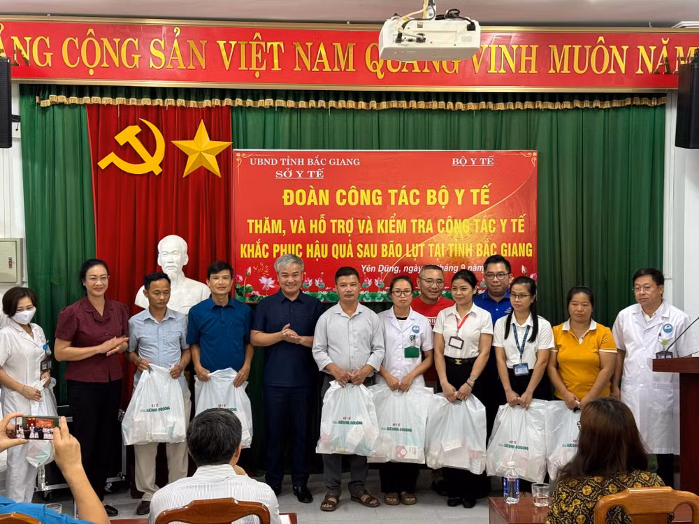 Những phần quà là sản phẩm thiết yếu được trực tiếp gửi đến bà con vùng bão lũ. Những phần quà là sản phẩm thiết yếu được trực tiếp gửi đến bà con vùng bão lũ.