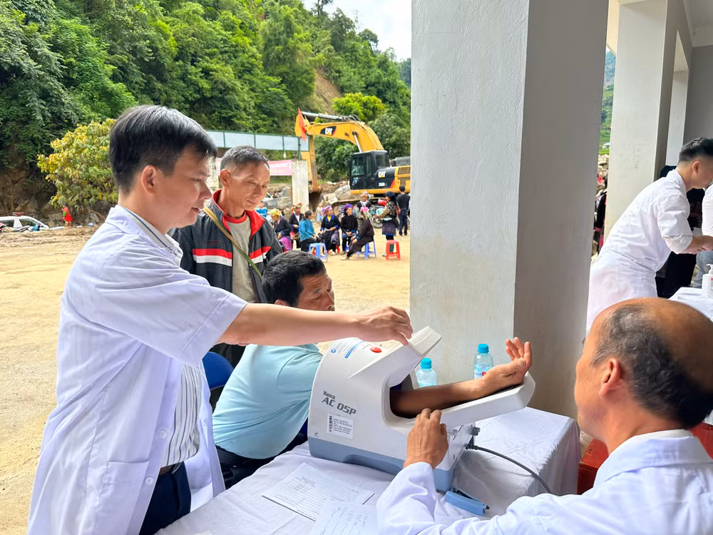 Đo huyết áp cho người bệnh. Đo huyết áp cho người bệnh.