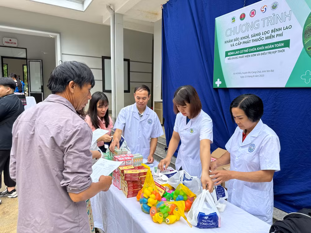Cấp phát thuốc cho người dân. Cấp phát thuốc cho người dân.