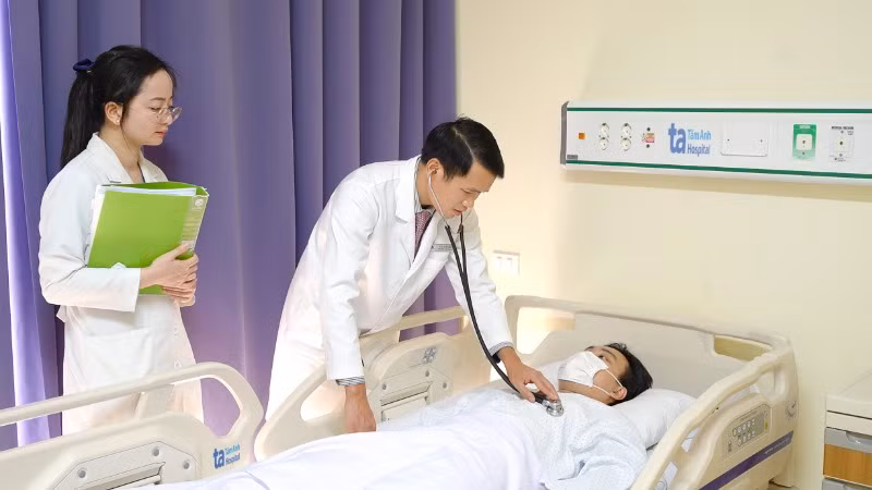 Tiến sĩ, bác sĩ Vũ Hữu Khiêm, Trưởng Khoa Ung bướu, Bệnh viện đa khoa Tâm Anh Hà Nội, thăm khám một người tham gia nghiên cứu. (Ảnh: BVCC)