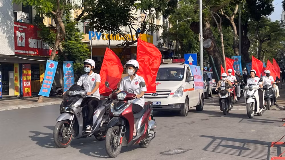 Diễu hành cổ động, tuyên truyền về phòng, chống HIV/AIDS.
